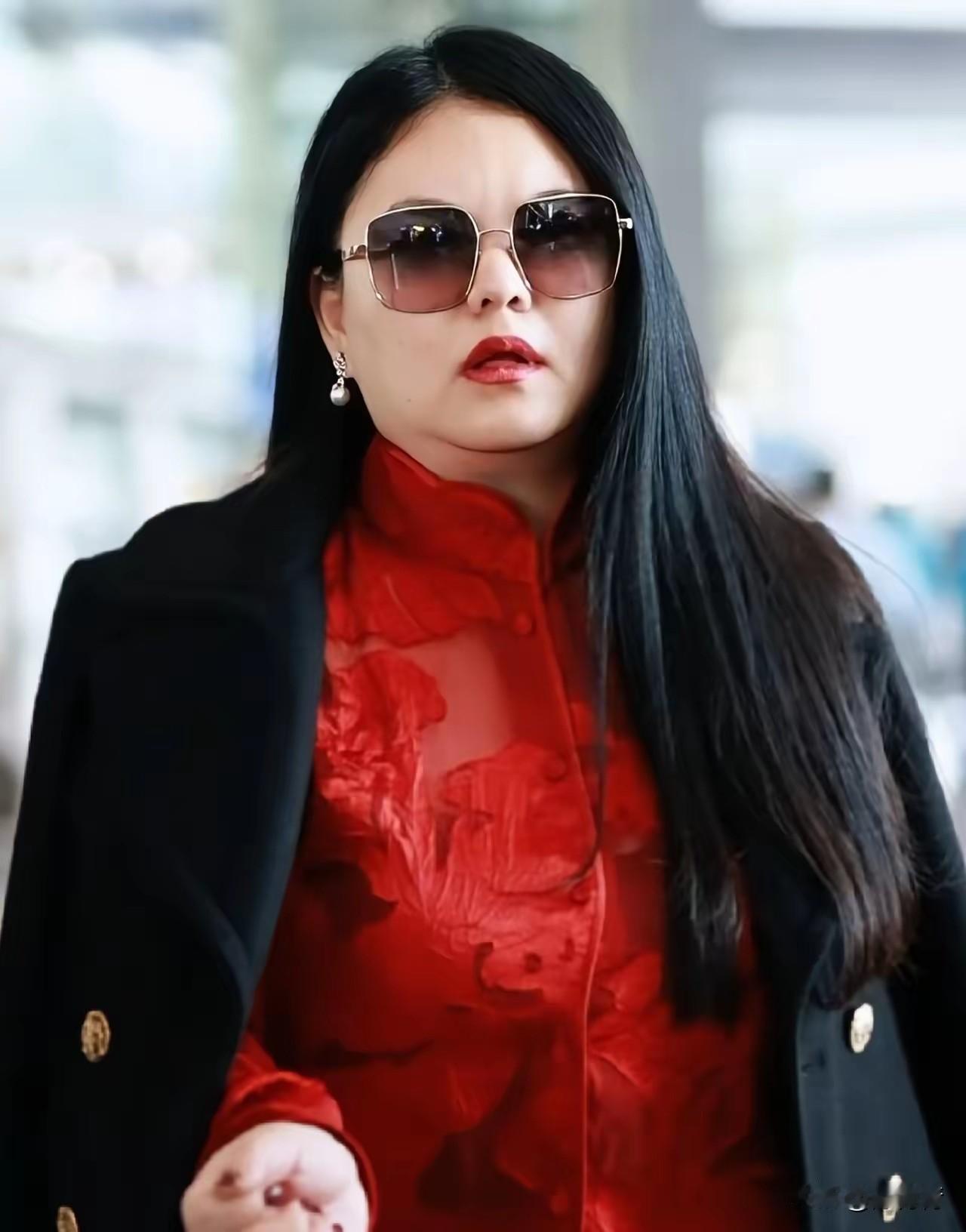 高调炫富踩踏监管红线，该封禁！公众人物的影响力、本应传播正确价值观的，而非彰显奢