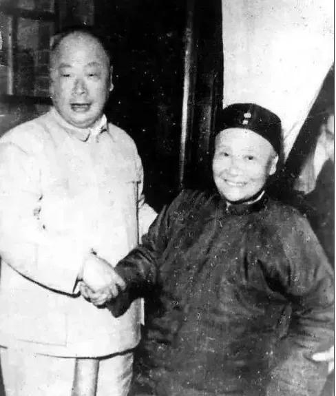 新中国成立后，陈毅元帅一直忙于公务，十分挂念在乡的老母亲。得空探望母亲后，母亲的