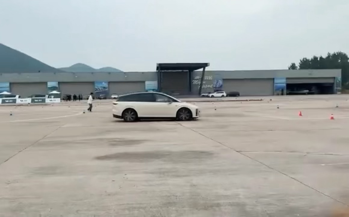 看到一组理想 i6 的场地绕桩动态内容，对标车包括奔驰GLC、宝马X3、Mode