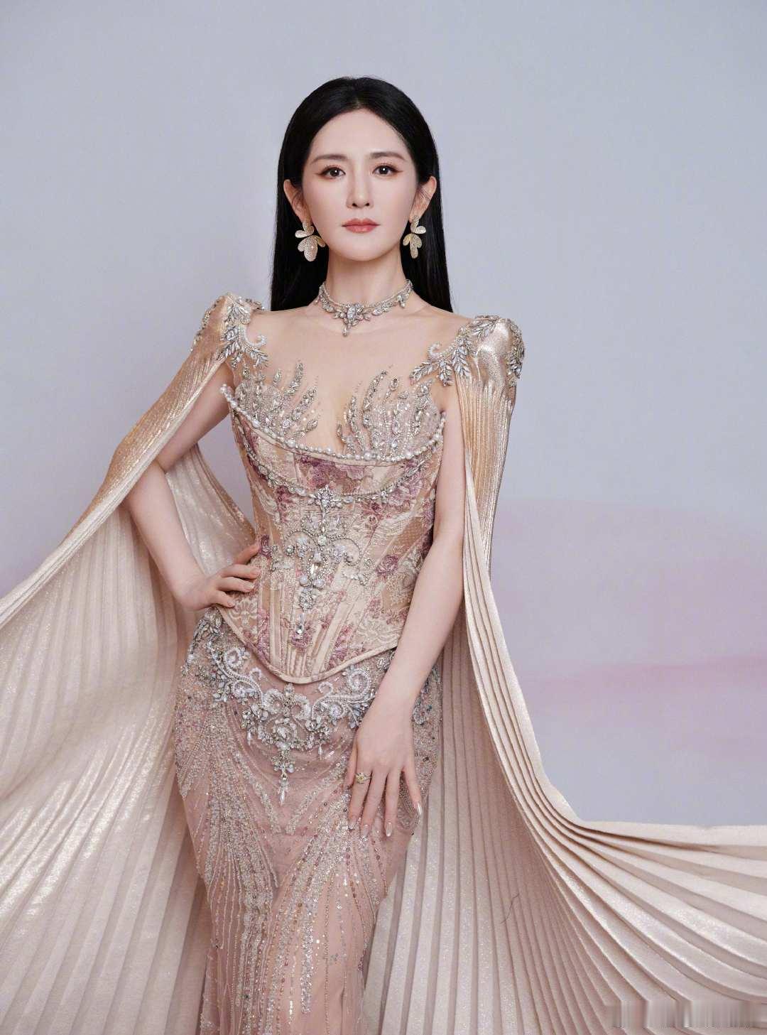 谢娜回应早期艺名 破防了！谢娜发文回应艺名叶子，从绿叶到太阳女神，向阳而生的蜕变