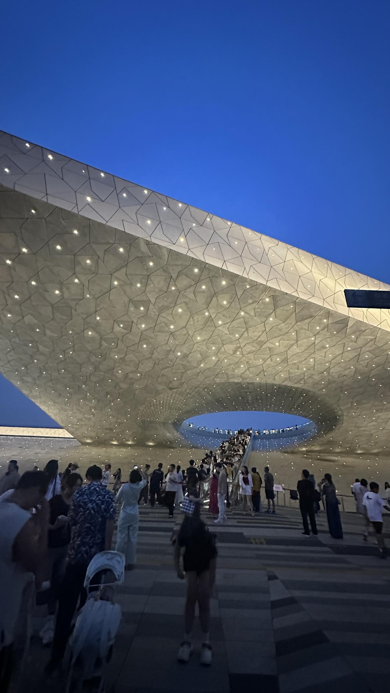 旅游摄影：太原市植物园夜景美图壁纸～美轮美奂美不胜收。分享一张最近随手拍的照片太