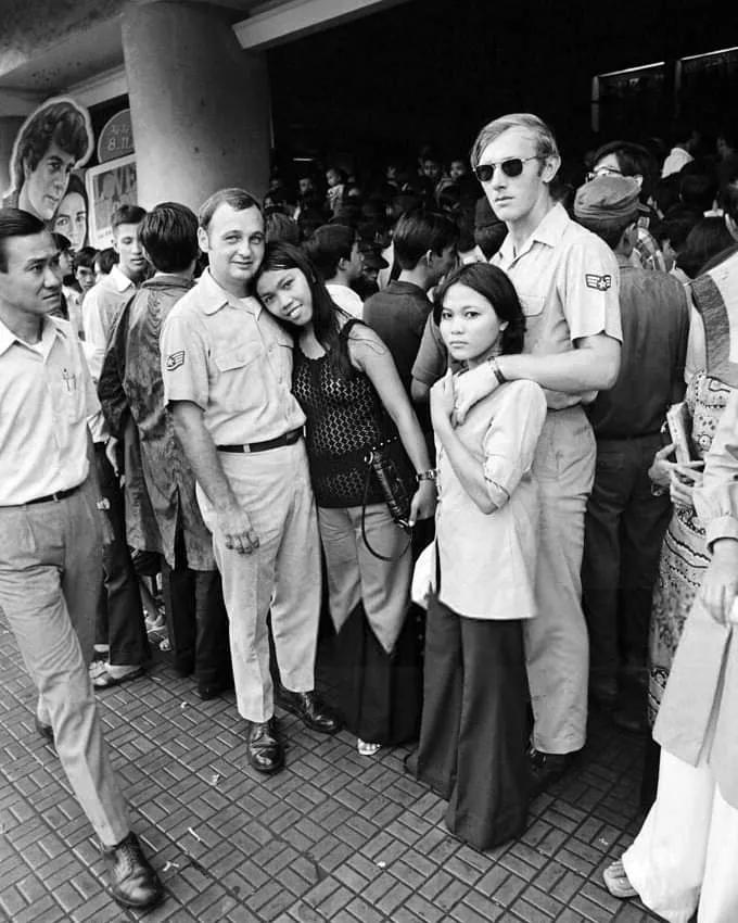 #美军在越南# 1972年12月5日，西贡，美国空军军人和他们的女朋友站在电影院