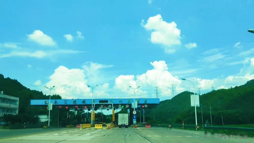 #金华头条#永康到东阳的东永公路，每次路过长川收费站时总是要堵车，不知道为什么，