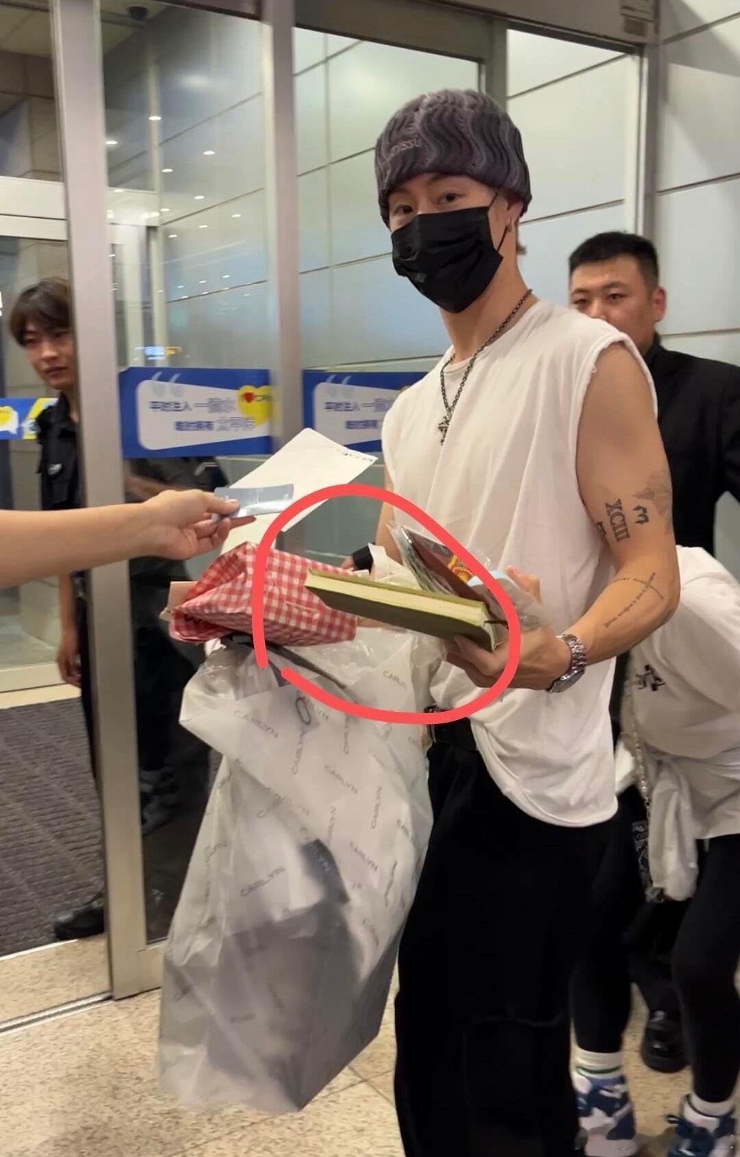 段宜恩误拿粉丝工作笔记后续谁懂这缘分！段宜恩12年初心没变，还粉丝本子写加油，周