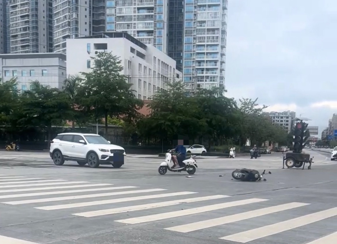 4月29日，玉林玉东一移动式红绿灯路口电车疑被碰倒旁边有一辆白色suv轿车！同城