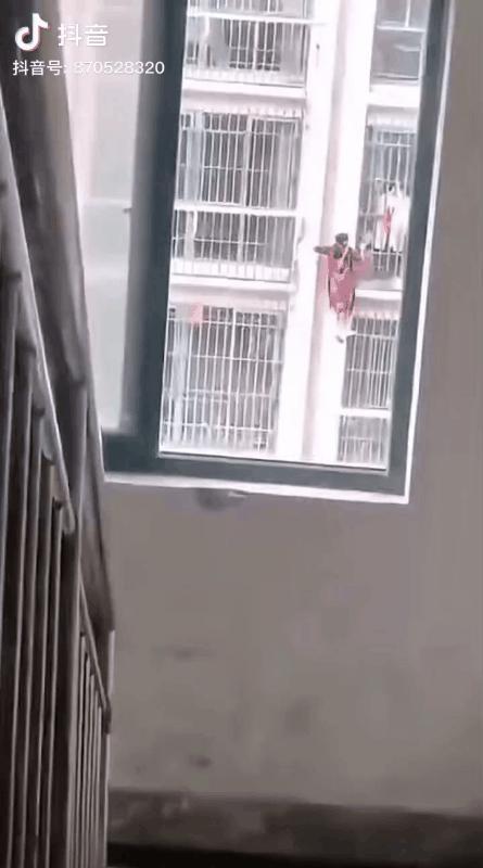 真的是让人想不明白，是命重要还是爱重要？
有网友发视频记录了一名女子身穿红衣，冒