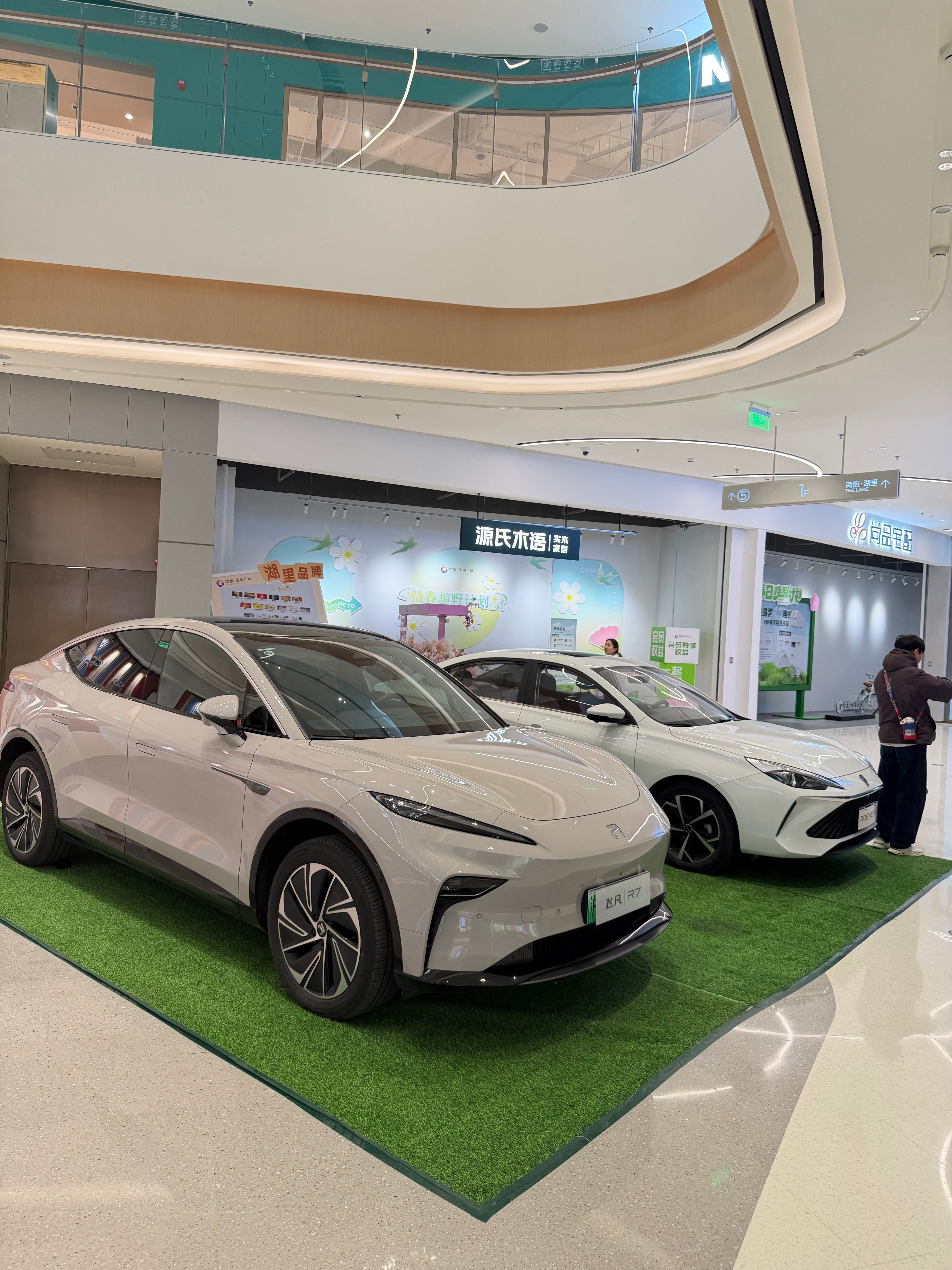 这是我第二次，碰到荣威和飞凡办商场外展，然后一个销售人员都没有，人很多的一个商场