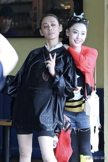 张柏芝着实美丽动人。已过四十的她，依旧宛如少女。其五官精巧细致，身材纤细苗条。而