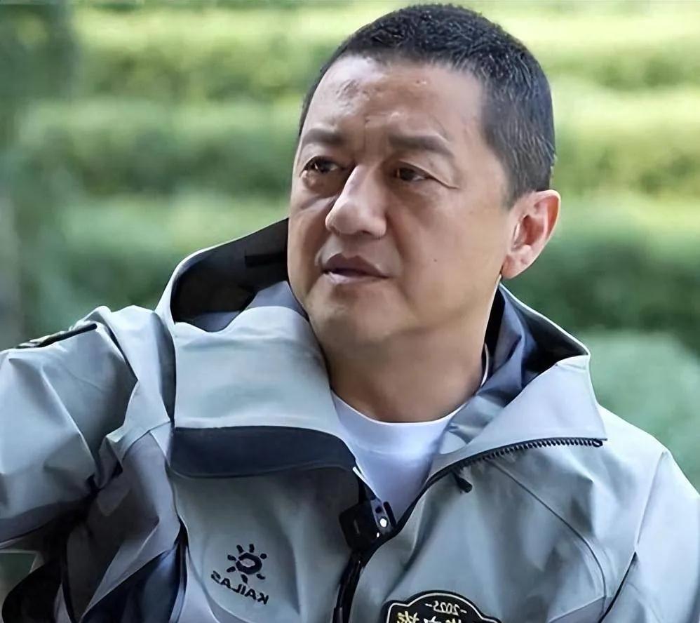 在信息爆炸的时代，公众对名人言行难免审慎。李亚鹏与董宇辉的互动之所以能扭转舆论，