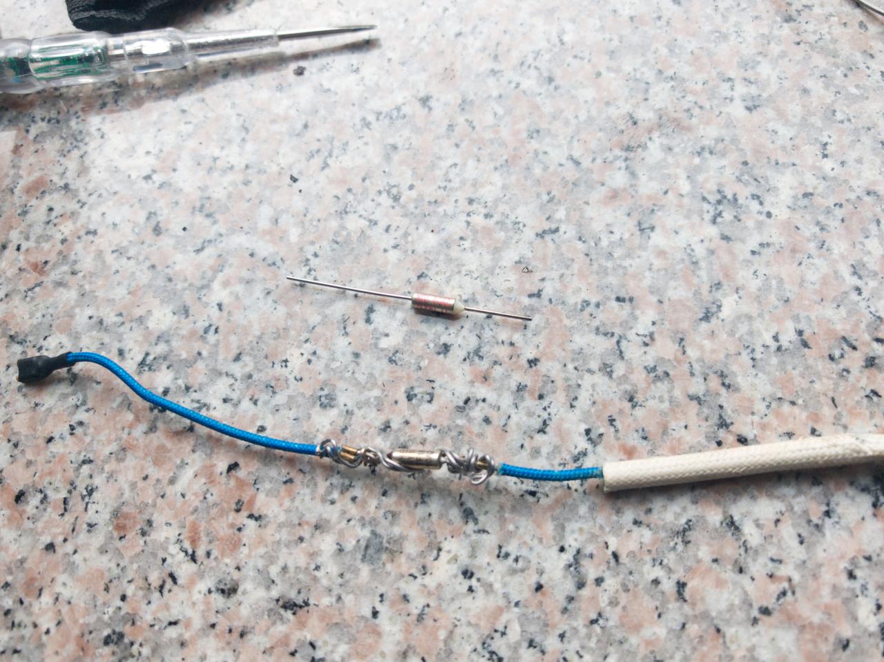 前几天，去老友球馆打球，还碰到这样的一件事儿。
当大家打了一阵球后，正准备喝点水