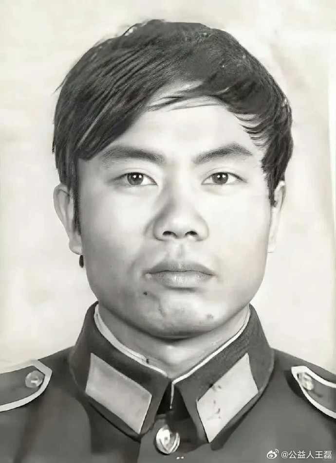 海大数[超话] 请停留一秒钟！向缉毒英雄 陈建军 致敬！     他是新中国成立