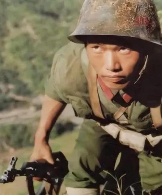 [微笑]1980年，许明习孤身作战，偷偷摸到敌人的后方，用手榴弹炸掉了几座堡垒，