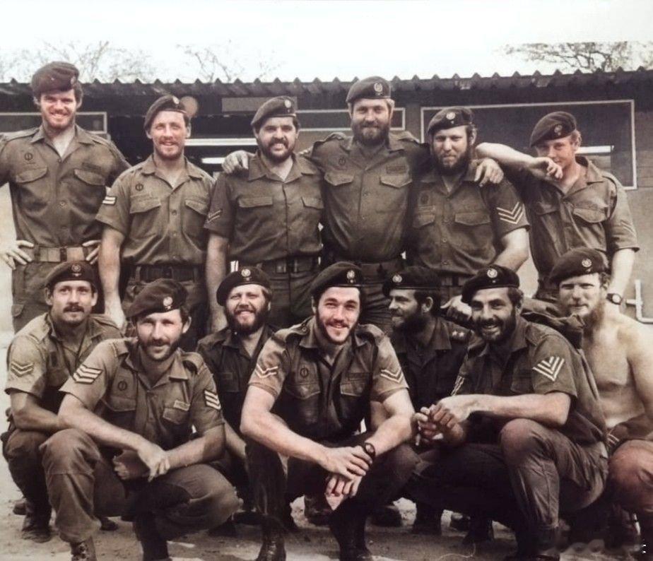 安哥拉。1980年代，南非侦察突击队的特战队员，头上戴的是栗棕色贝雷帽，就站在基