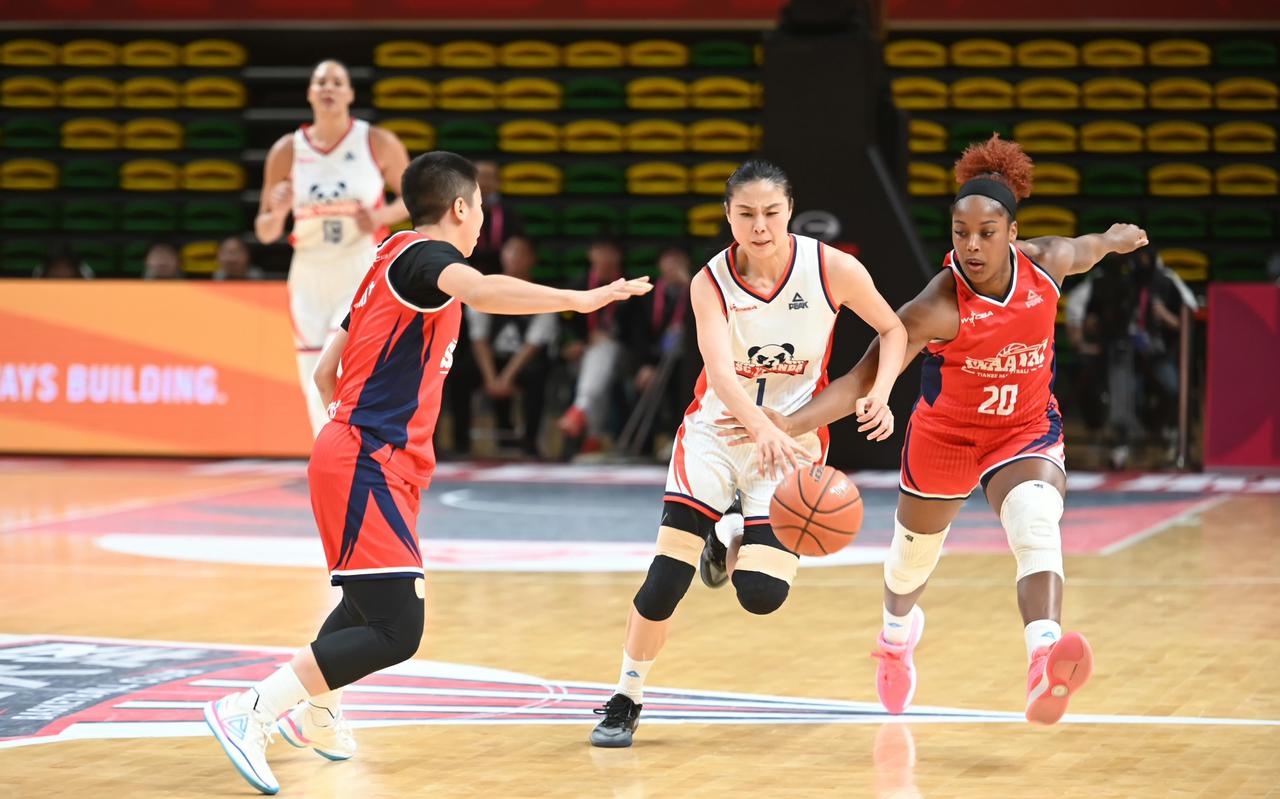 王思雨归队后的最大挑战来临！
因为四川女篮今晚将再战东莞女篮

要想赢对方，防守