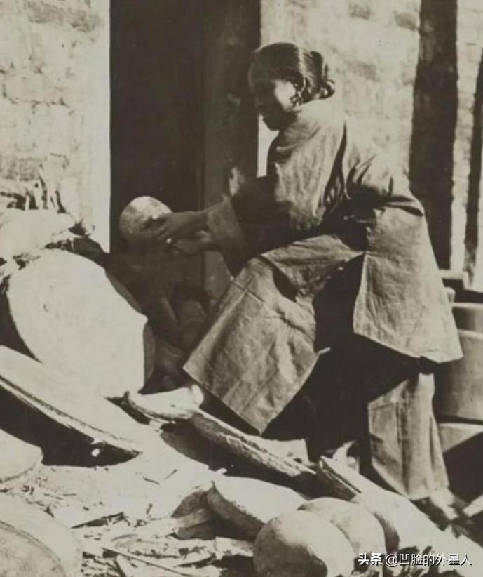 她是一名清朝刽子手的老婆，那些被砍下来的脑袋无人问领，就会被刽子手带回到自己的家