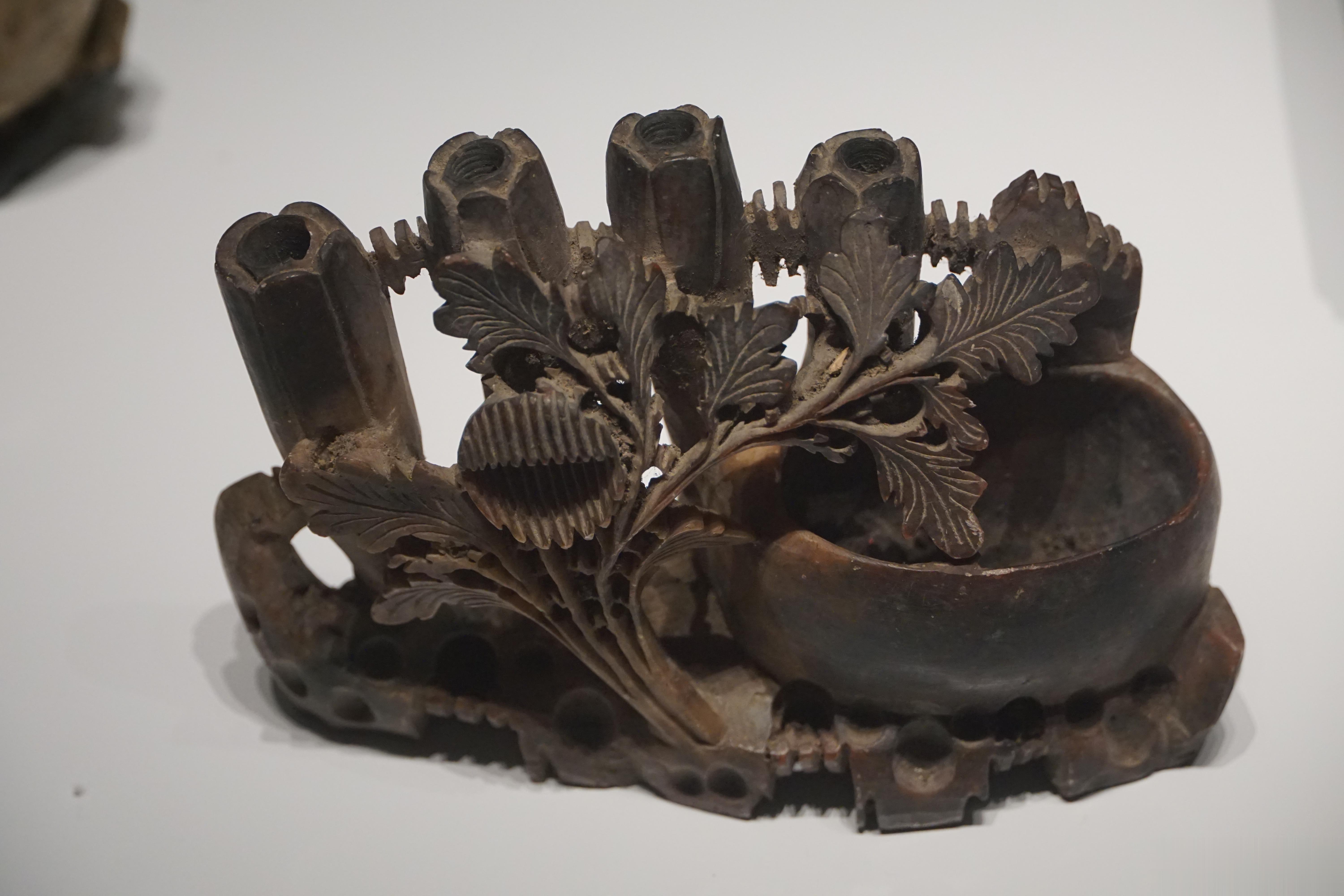 图一展牌说是笔架应该是把笔插进边上一排孔里吧有点笔插和笔格结合的意思 ​​​