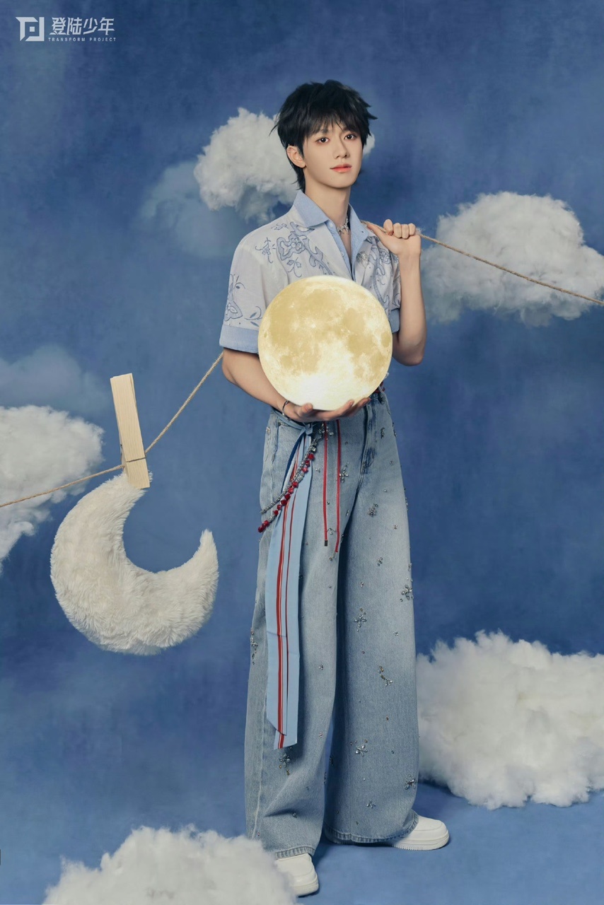 朱志鑫[超话]朱志鑫中秋晚会造型朱志鑫中秋晚会出图 朱志鑫中秋晚会造型，帅 ​​