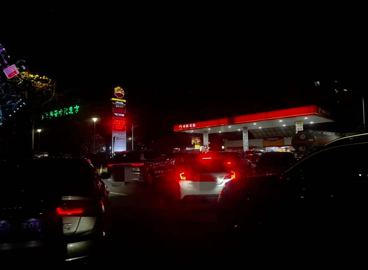 油价飙升加油站变大型停车场今天晚上加油站油都售罄了。这次涨价幅度比较大，排队的车