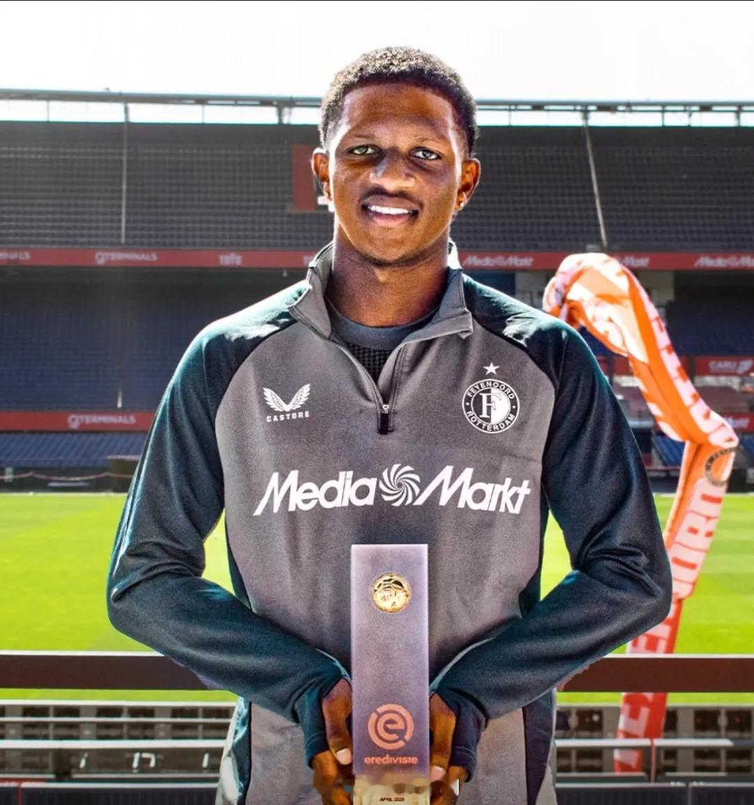 罗马诺消息，将费耶诺德右后卫吉瓦伊罗-里德纳入了明年的考察名单。此外拜仁同样对里