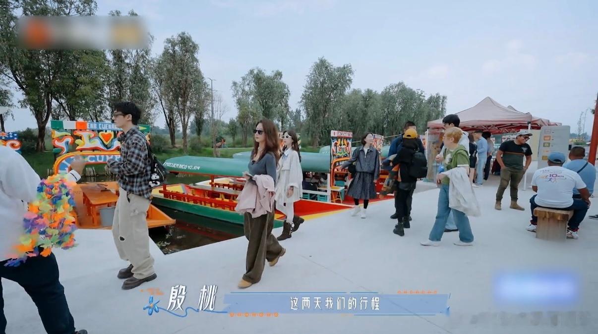 花少8七福随行用Pura90拍个不停整条花船的人都在拍邓为跳舞看《花少8》真的狠