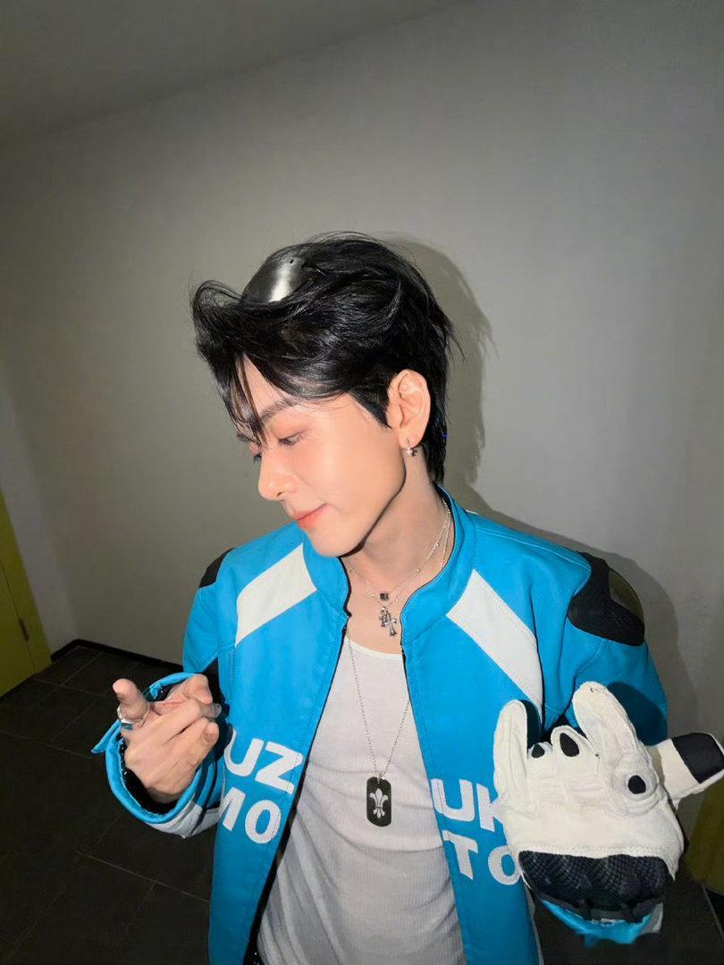 曾舜晞音乐节自拍 谁懂啊！音乐节上的曾舜晞自拍直接封神！机车服造型又酷又野，怼脸