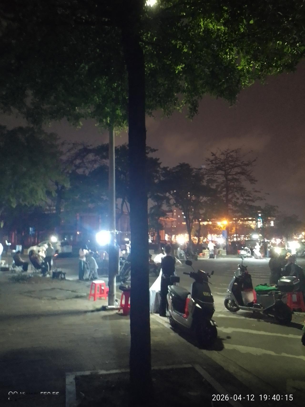 很久没有静下心来出门走走了，习惯了把自己禁锢在屋里的方寸之间，竟忽略了外面的世界