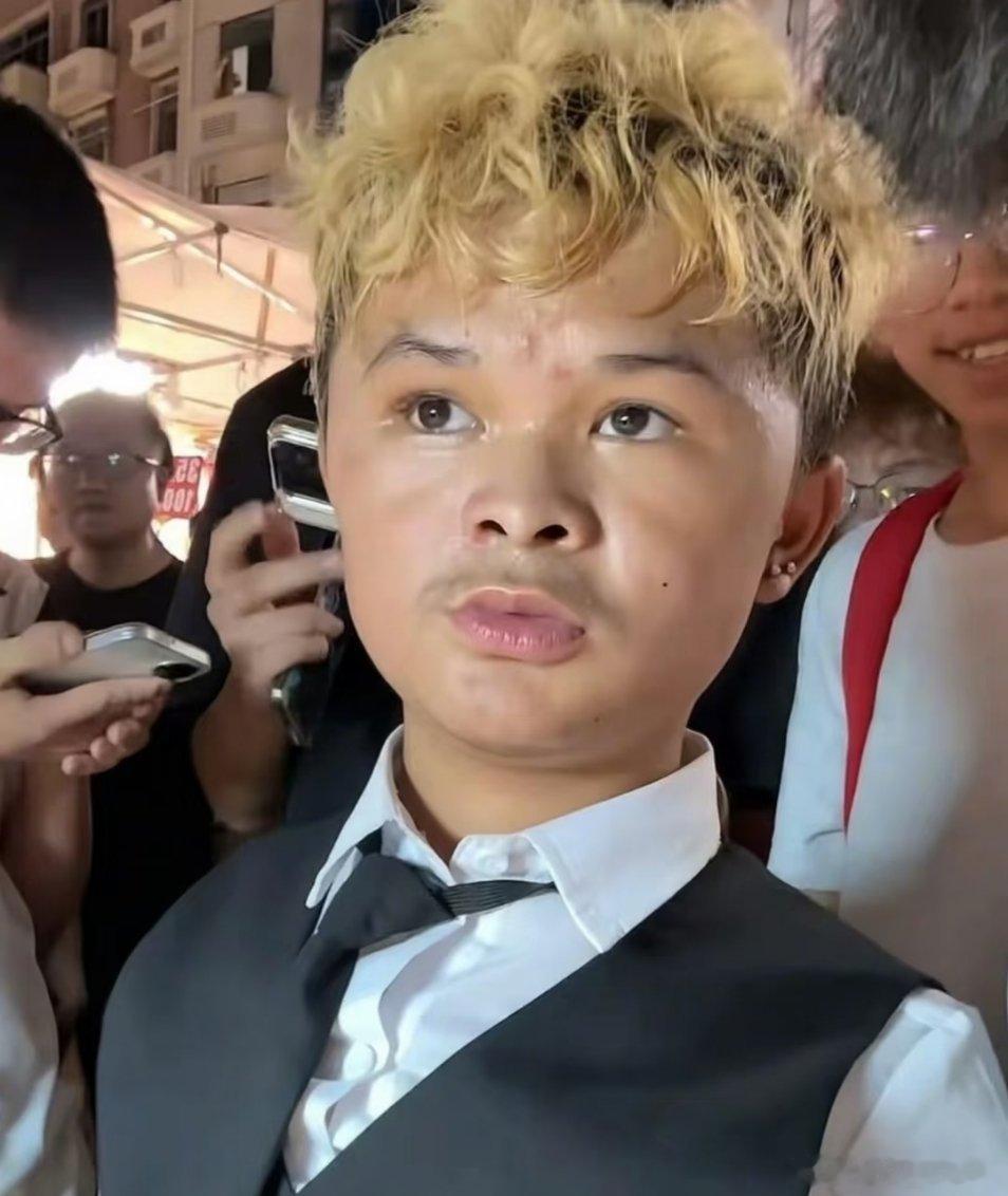 小马云”范小勤坐百万豪车现身义乌，美女为了争给他合照大打出手。 