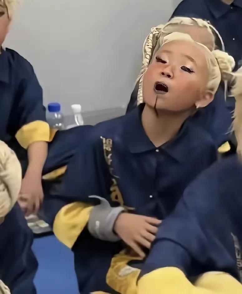 天啊，第一眼看到吓一跳
现在儿童演出妆容都这么炸裂吗
上海一场少儿舞蹈赛事的怪异