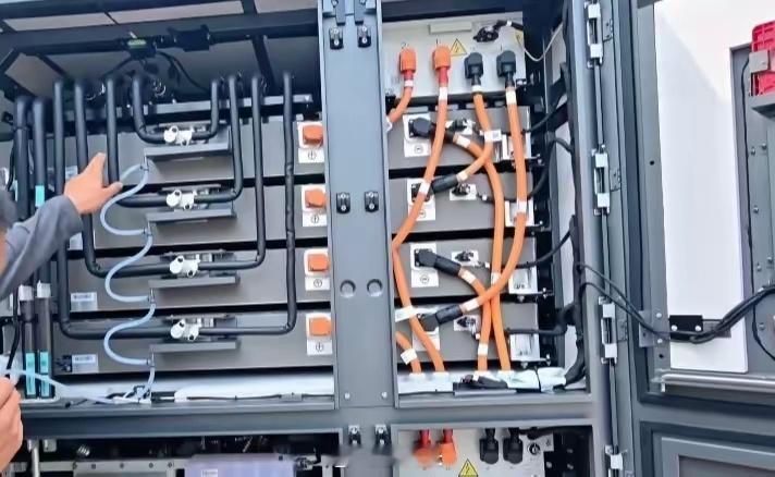 电动车的电瓶都有人偷，这个闪充桩储电柜有4块大电池，会不会也被人惦记上 