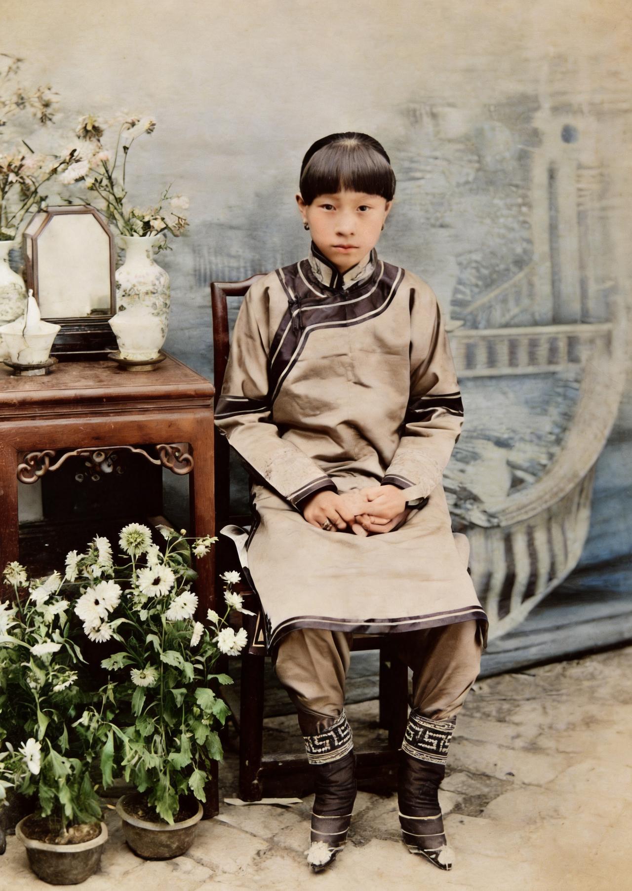 这位相貌不俗的女子正是晚清民国女伶之冠杨翠喜。杨翠喜，12岁随父母到天津，因义和