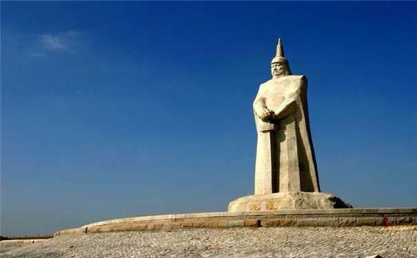 他和郑成功有着不共戴天之仇，却在报仇易如反掌之时，到郑成功牌位面前祭拜，更没有伤