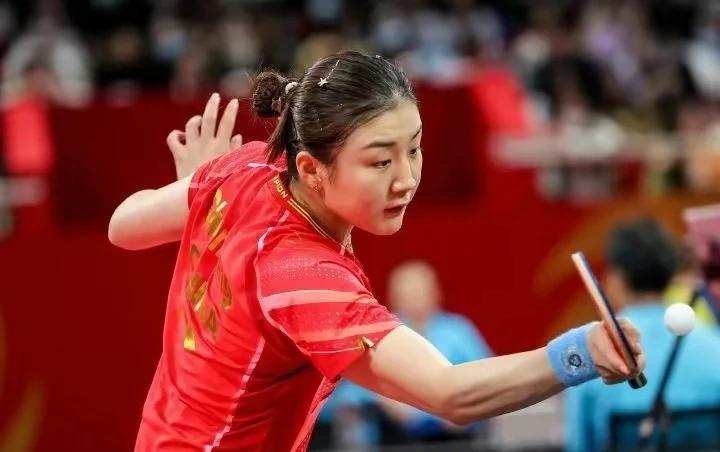 大滿贯女单决赛落幕，冠军陈梦在接受采访时显示了大智慧，夺冠后的陈梦保持低调，一是