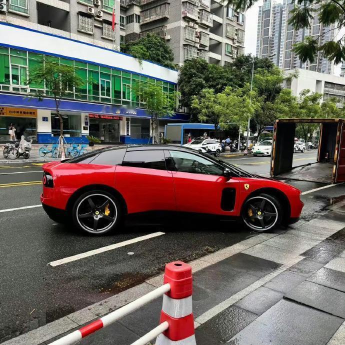 法拉利luce实车。。。。这就是拥有法拉利全球营销总监埃马努埃莱·卡兰多说的驾驶