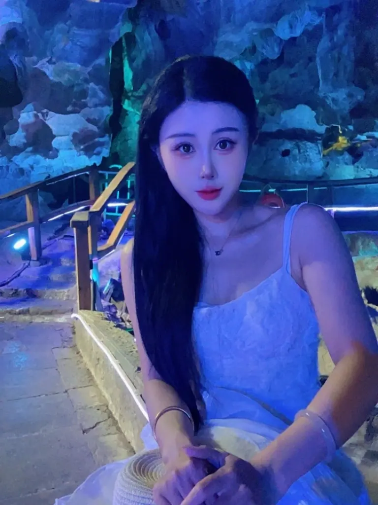 都说富二代好像都很缺爱 其实我们普通人也挺缺爱的 只是缺的钱太多有点顾不上爱了
