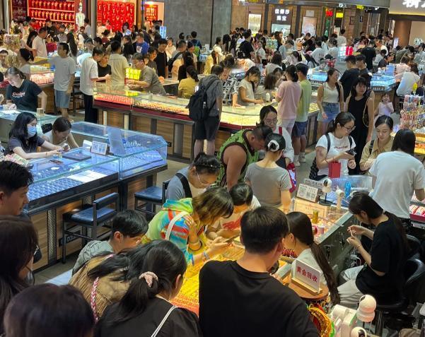 这个520，年轻人不买包包买黄金。不是包包突然不香了，是现在的年轻人算明白了一笔