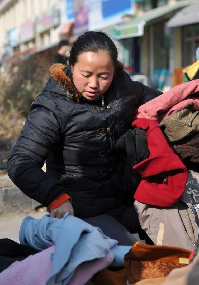 穷困之境，尊严何在？一位母亲的坚守与希望

在这个繁华的都市里，每个人都在为生活