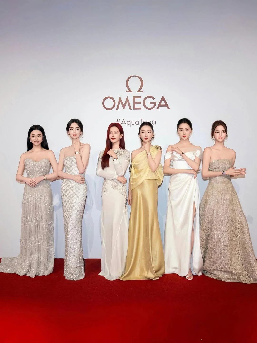 邱淑贞女儿沈月晒与内娱五位当红女艺人合照