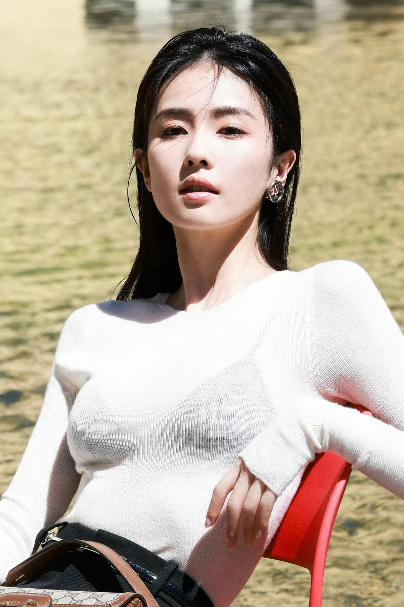 白鹿穿的白里透黑气质提升了不少 