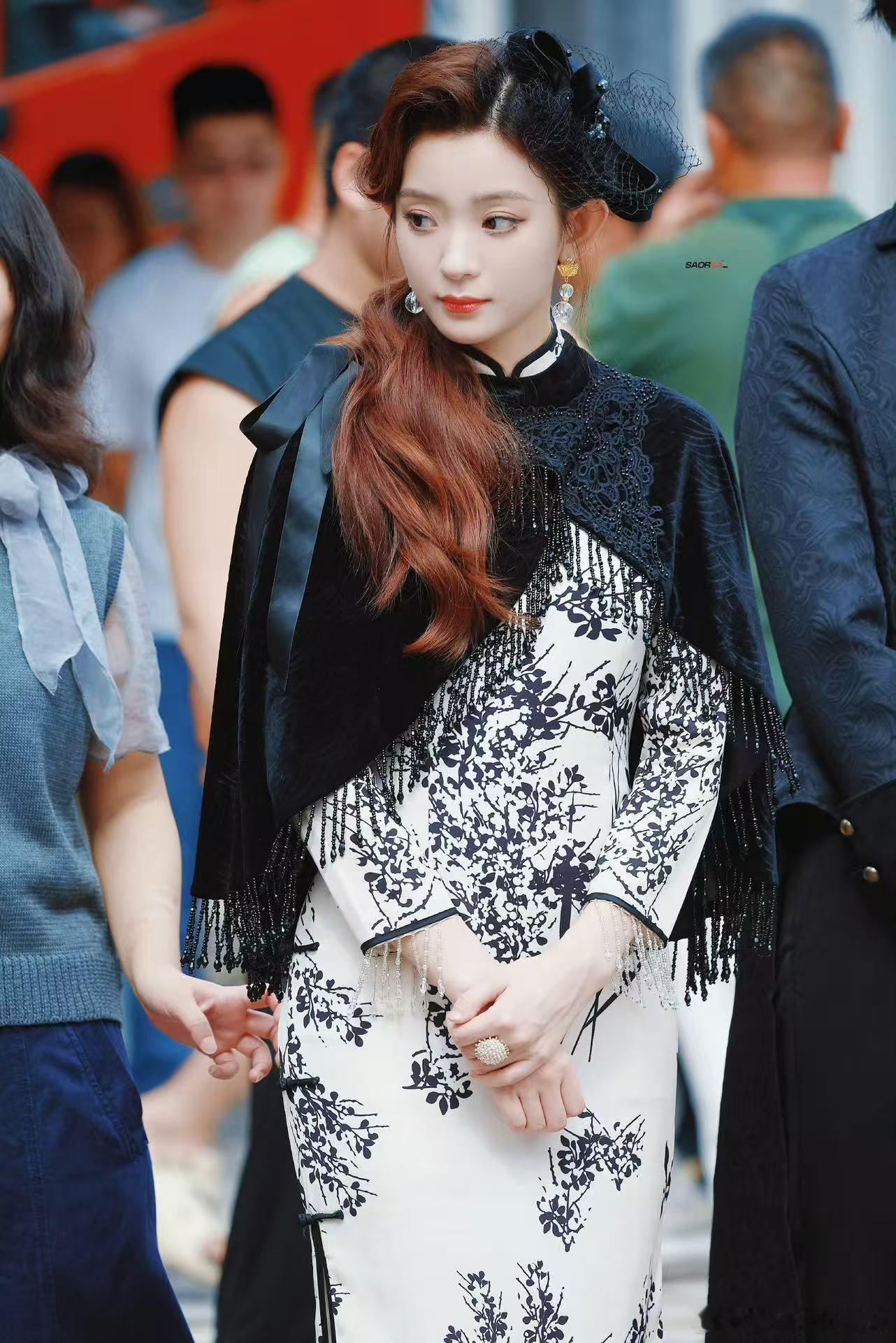 罗予彤的民国氛围感绝了！新剧里的新中式造型，清冷骨相搭旗袍韵味十足，又美又飒还带