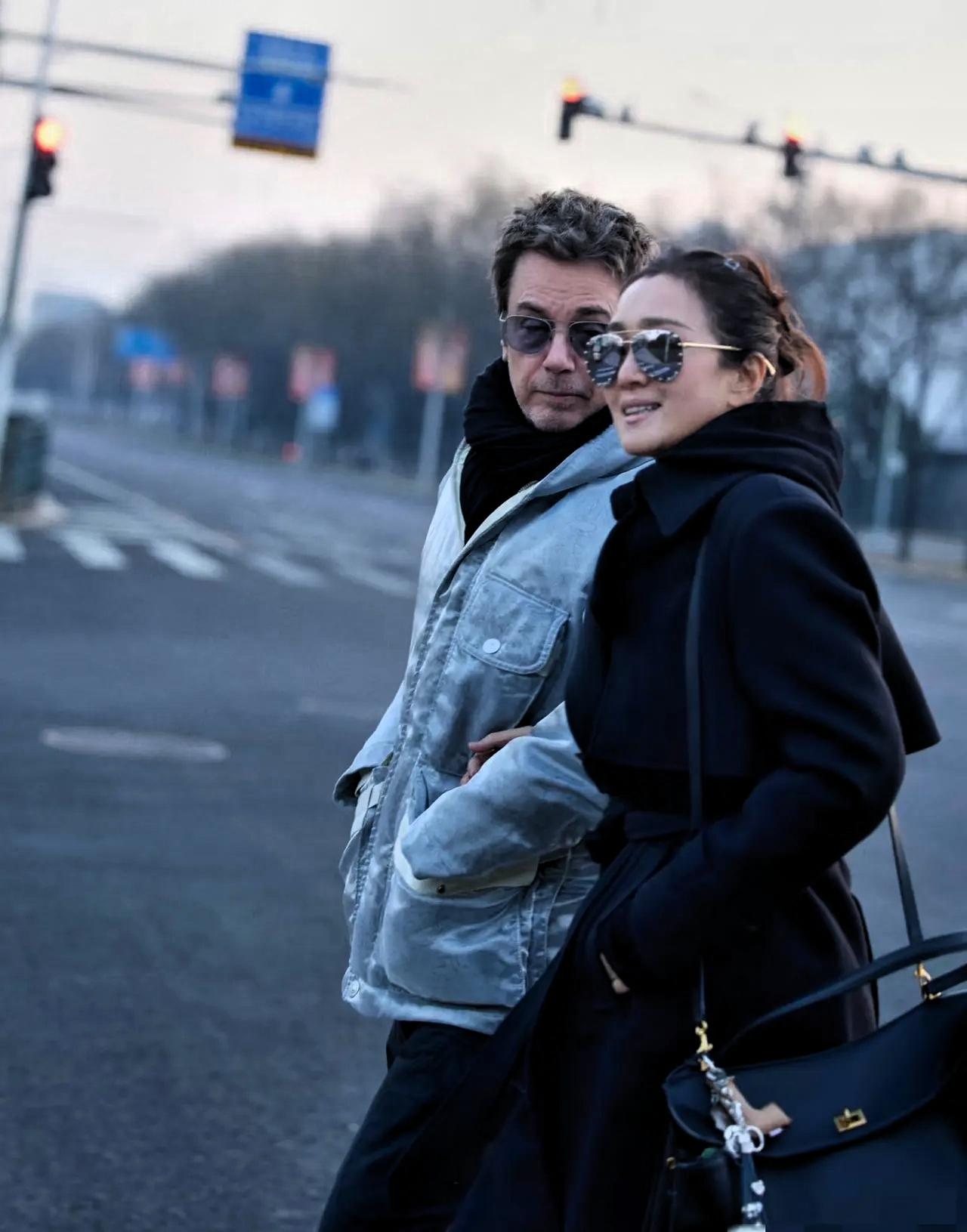 巩俐大概率要孤独终老了，她与 77 岁的现任法国老公在北京游玩，无儿无女，不是人