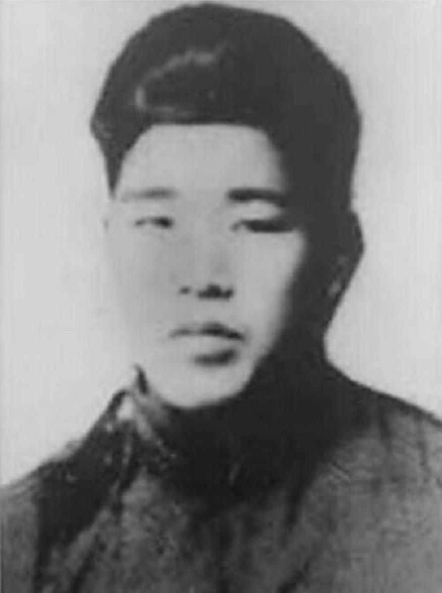 1944年，日军深夜摸进老乡家，老乡吓得不轻。谁知对方竟掏出一摞钱硬塞过来，压着