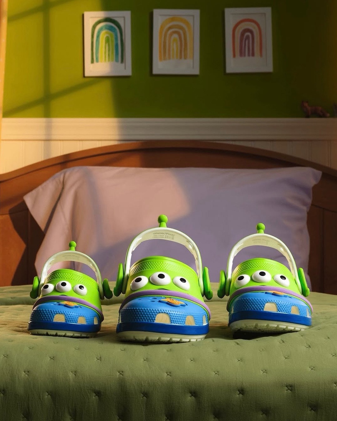 Crocs 再度携手《玩具总动员》推出联名系列，以翠丝（Jessie）为灵感打造