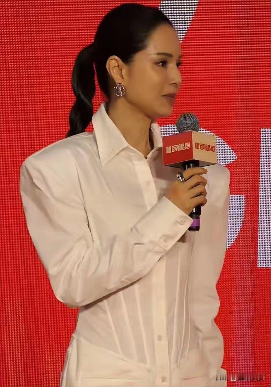 李若彤现身南京舞狮，脸紧致白到发光，脖子松垮暴露疲态和年纪 ​​​
