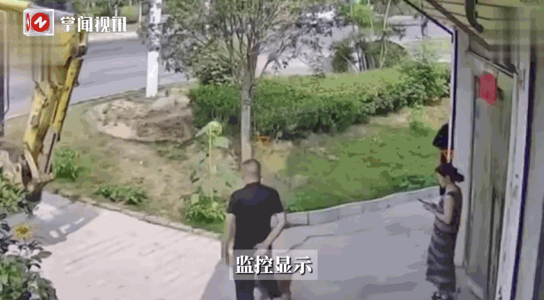 活久见！妹夫对姐姐拳打脚踢，还带来了挖掘机！
只见妹夫雄赳赳气昂昂的朝女子走去，