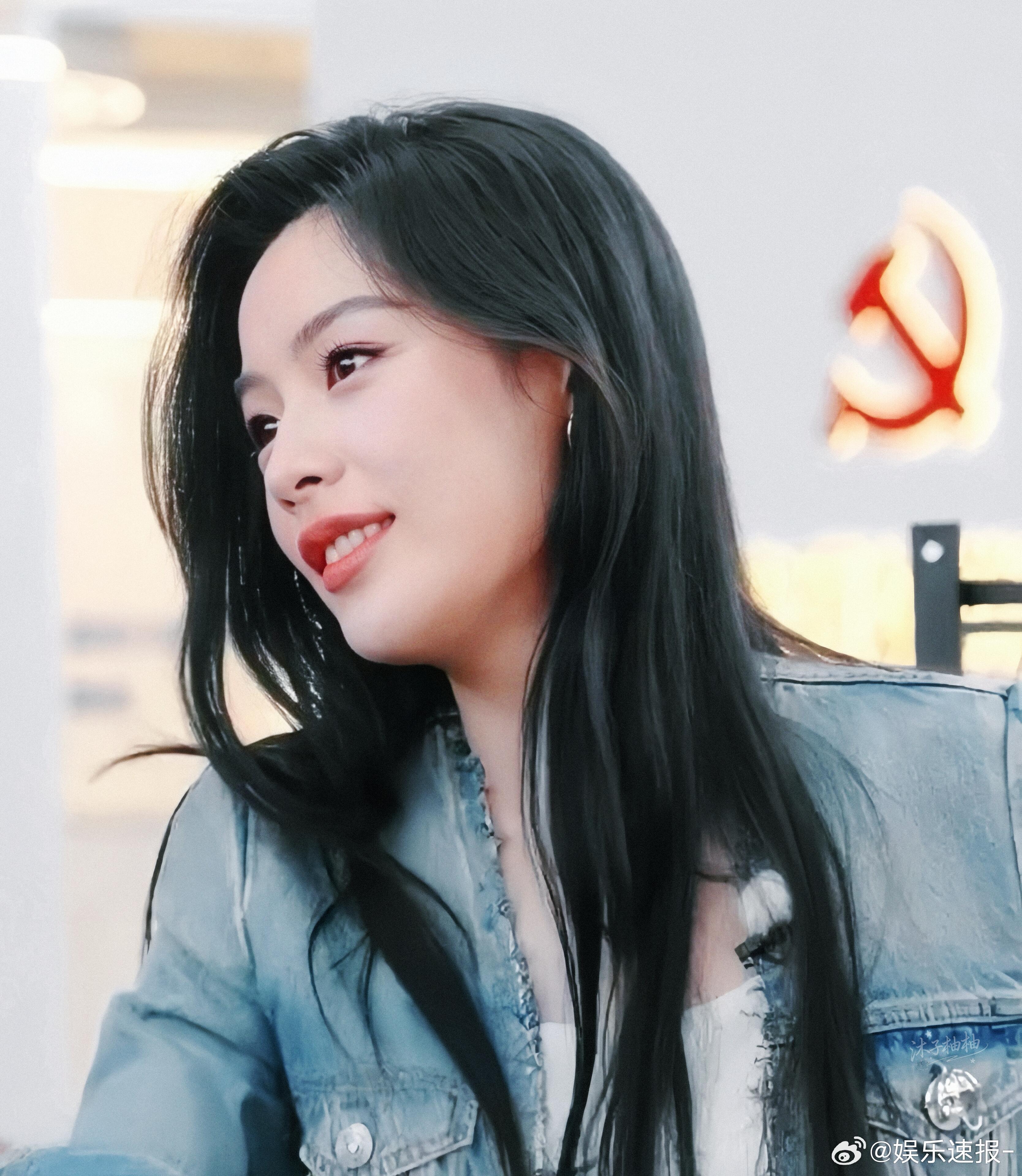 春游团成员不舍告别陈丽君陈丽君提前收工于洋马凡舒也要提前下班跟着春晚游中国离别氛