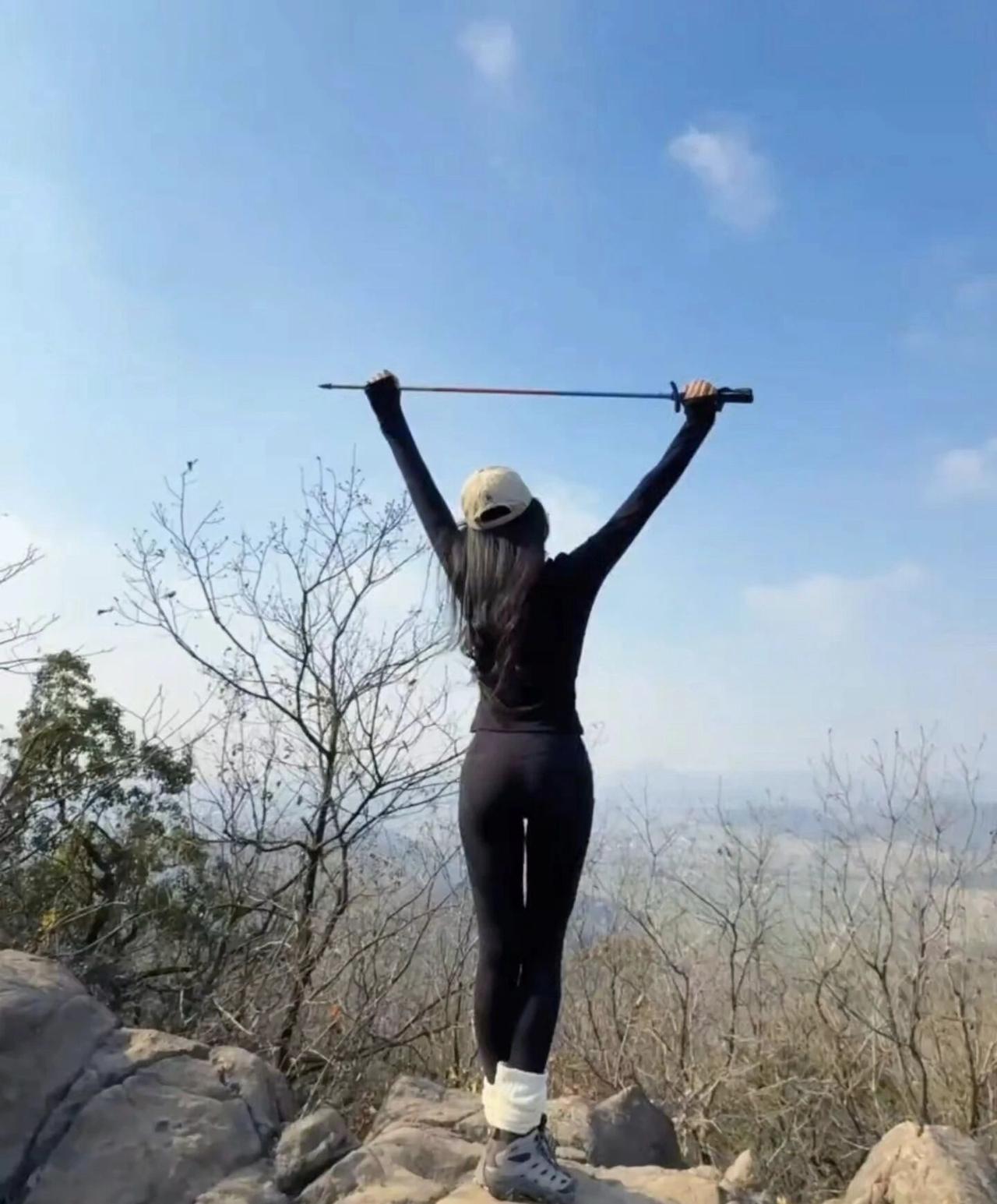 站在山顶，拥抱自由，感受风的力量！🌿💪暖阳下的自由 无拘无束爬山 山顶风光摄