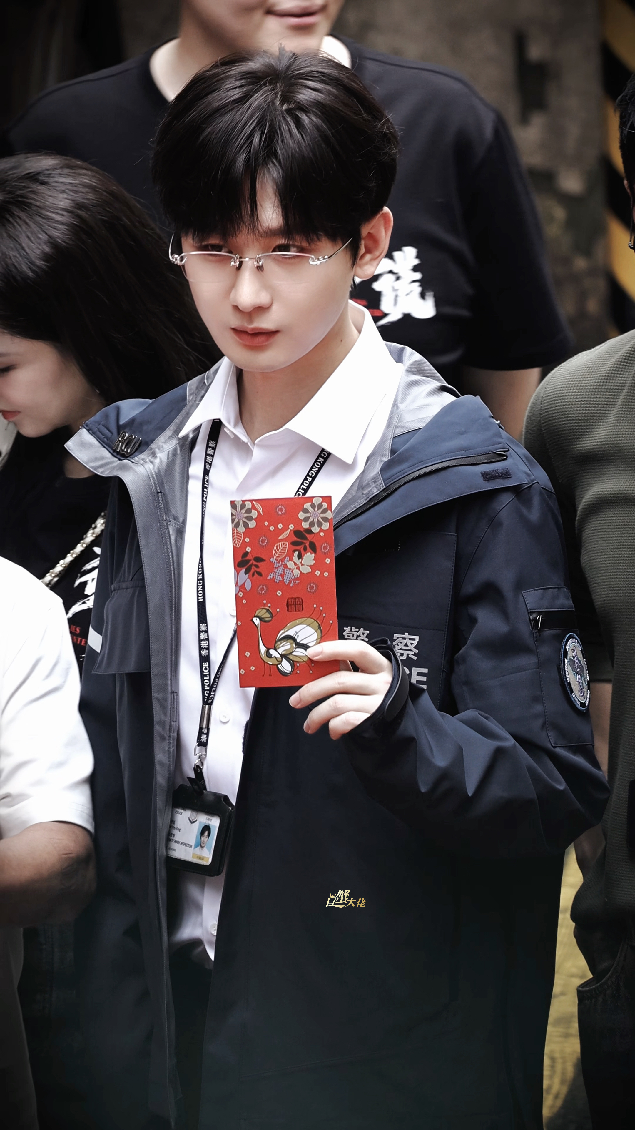 成毅开机拍立得 拍立得氛围感拉满，白衬衫配警服干净又斯文，训练画面又能看出角色身