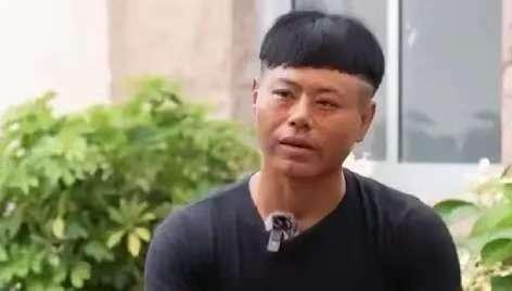 山东威海，一家3口去海边玩，结果，父子俩不慎被海浪卷走，妻子急得大喊：“有人会游