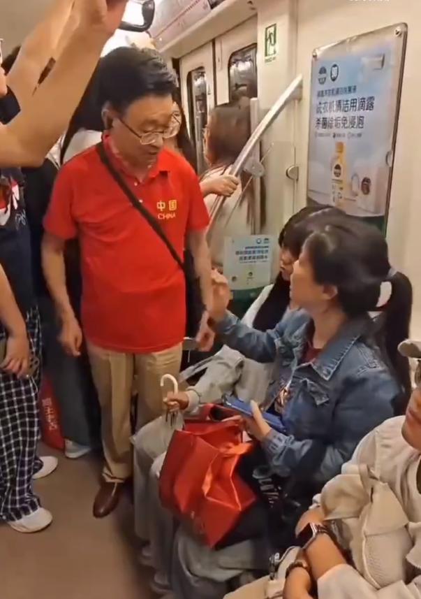 成都地铁，小女孩安静坐在爱心专座上。一位大爷上车便强硬要求女孩让座，女孩母亲连忙