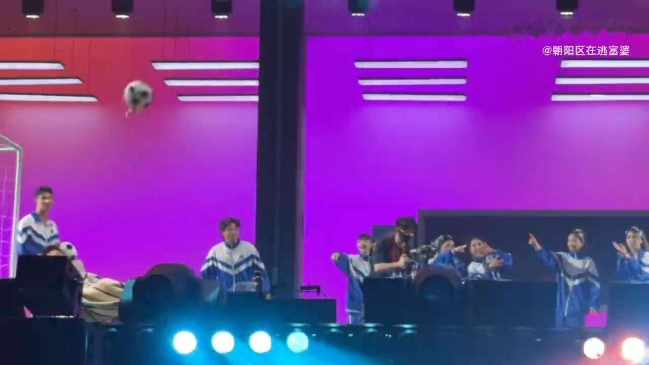 徐良踢得很好下次别踢了演唱会最大笑点被徐良承包！自信满满在台上踢足球，耍足了帅气